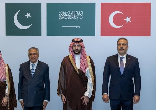 Turkish parliamentary committee approves Mecca defence pact