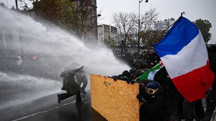 France unrest: 1,000 detained as protests turn violent