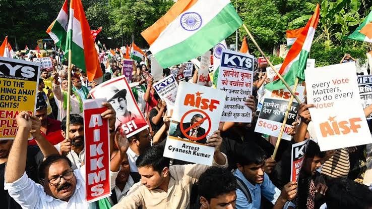 Over 100 detained as anti-SIR protesters march towards ECI office